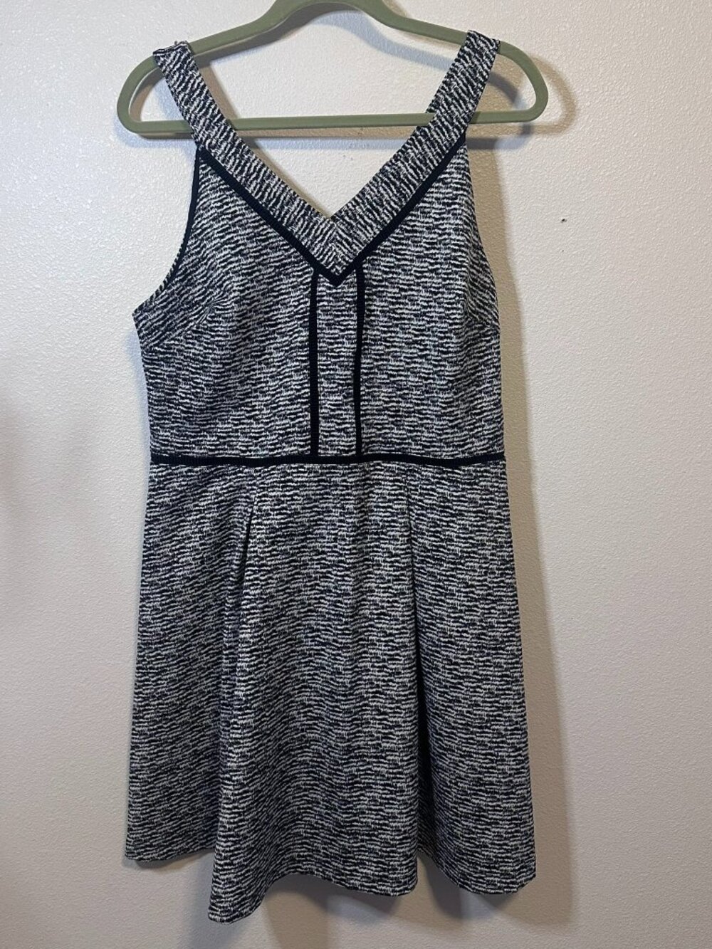 Sleeveless fit-and-flare dress in women’s size X